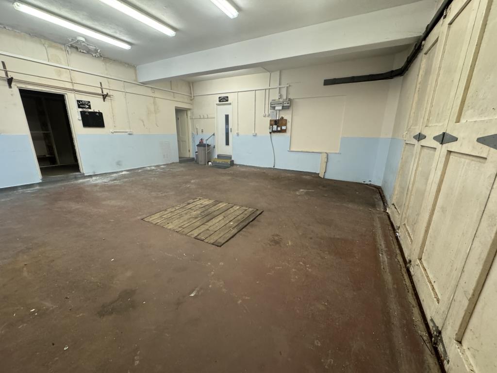 Lot: 28 - VACANT DETACHED BUILDING WITH POTENTIAL AND CAR PARK LET ON A 10-YEAR LEASE - Ground floor
